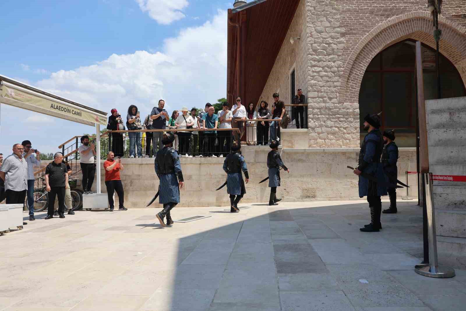 konyada selcuklu sultanlar turbesinde saygi nobeti degisimi 1 N63KyhR1