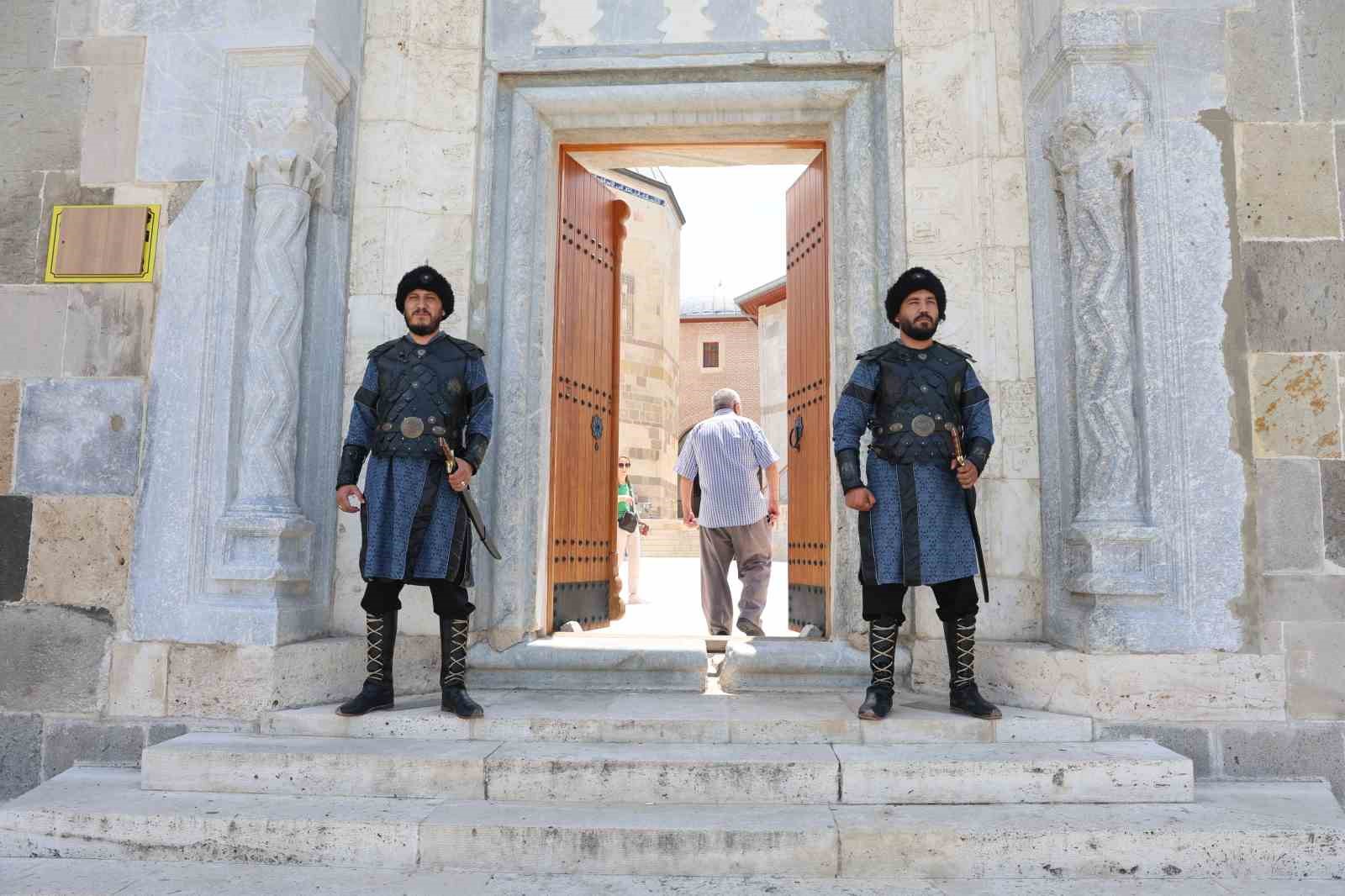 konyada selcuklu sultanlar turbesinde saygi nobeti degisimi 11