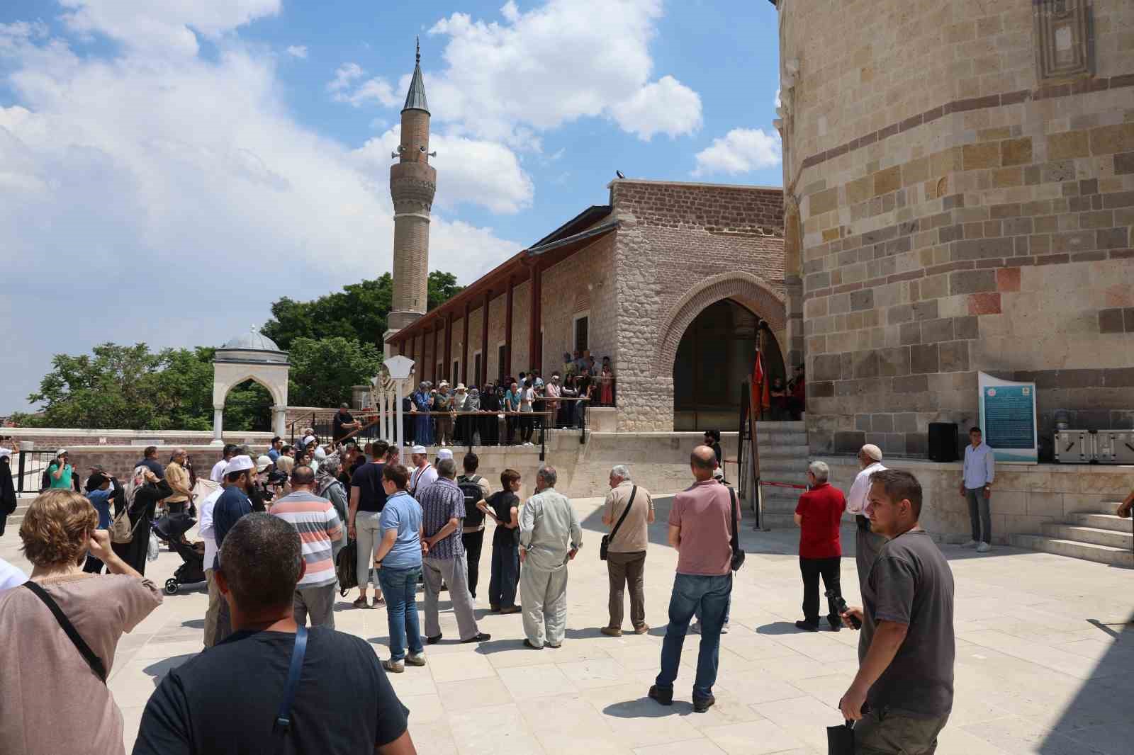 konyada selcuklu sultanlar turbesinde saygi nobeti degisimi 2