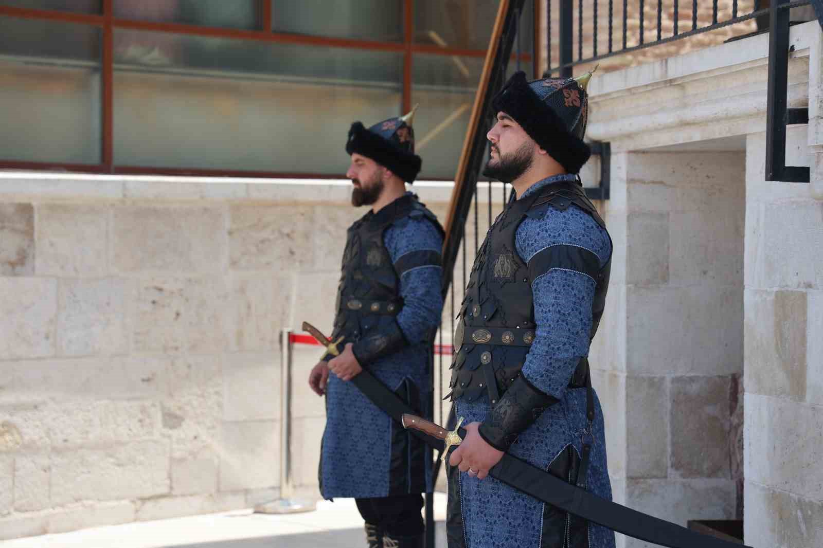 konyada selcuklu sultanlar turbesinde saygi nobeti degisimi 3 E2gNpK79