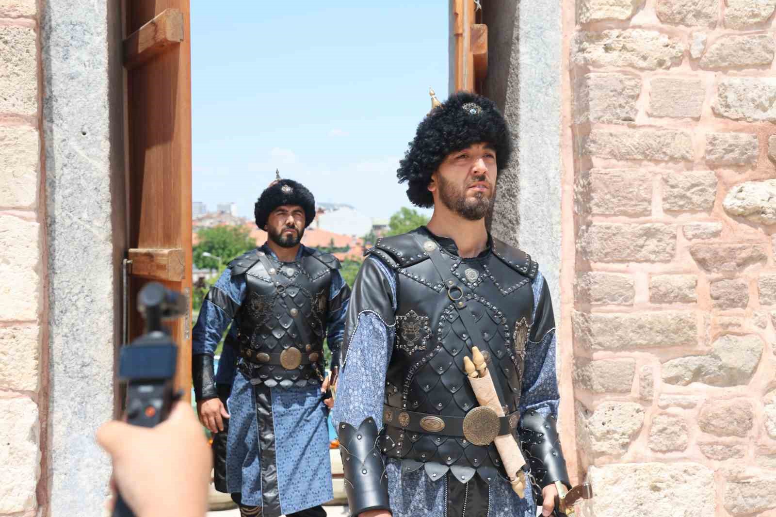 konyada selcuklu sultanlar turbesinde saygi nobeti degisimi 4
