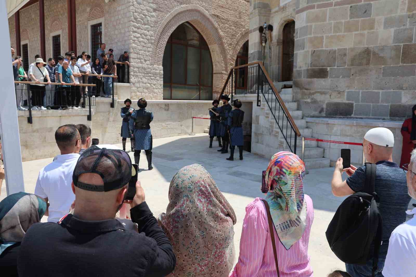 konyada selcuklu sultanlar turbesinde saygi nobeti degisimi 6 kqtEMm9U