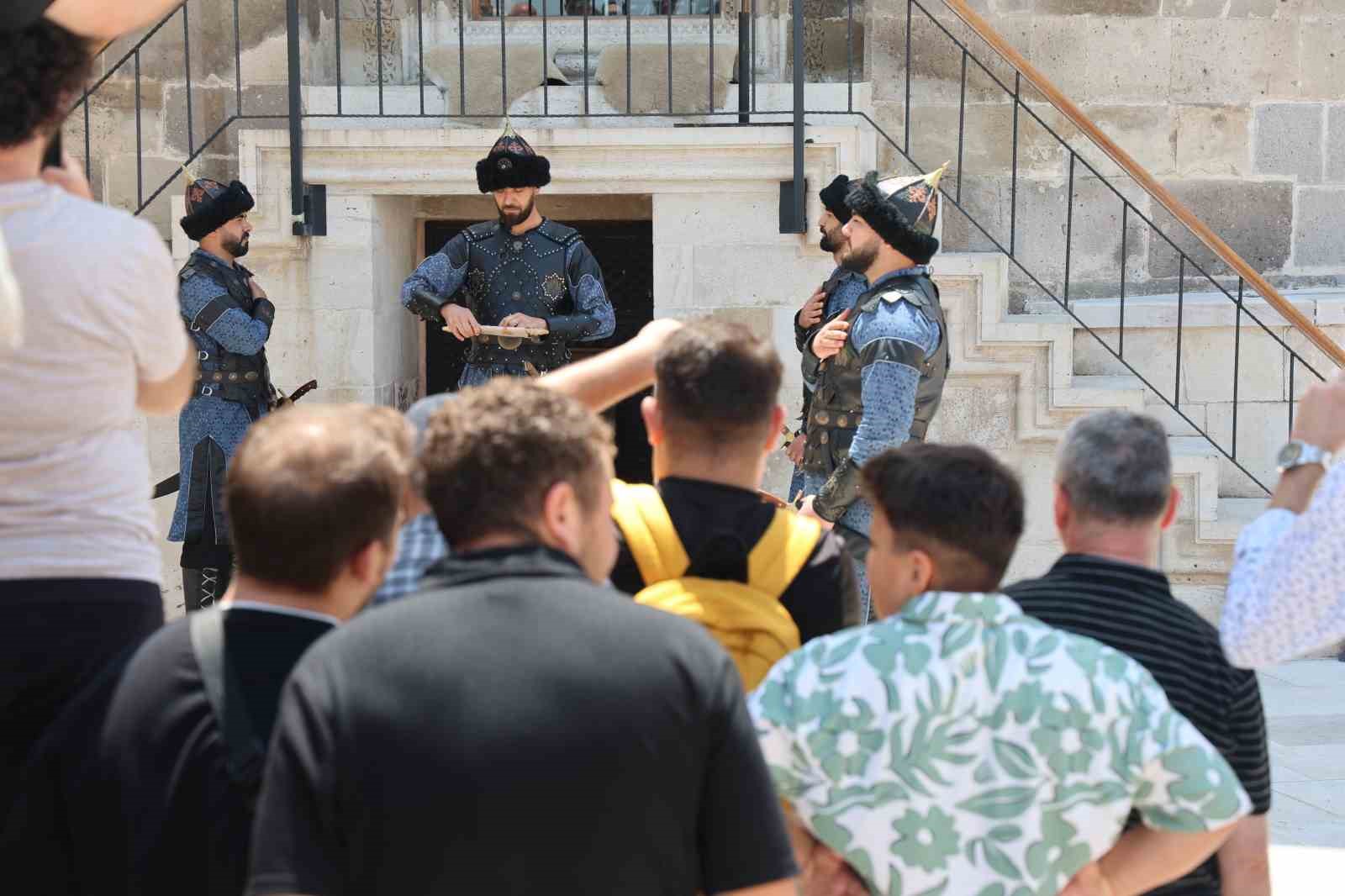 konyada selcuklu sultanlar turbesinde saygi nobeti degisimi 7