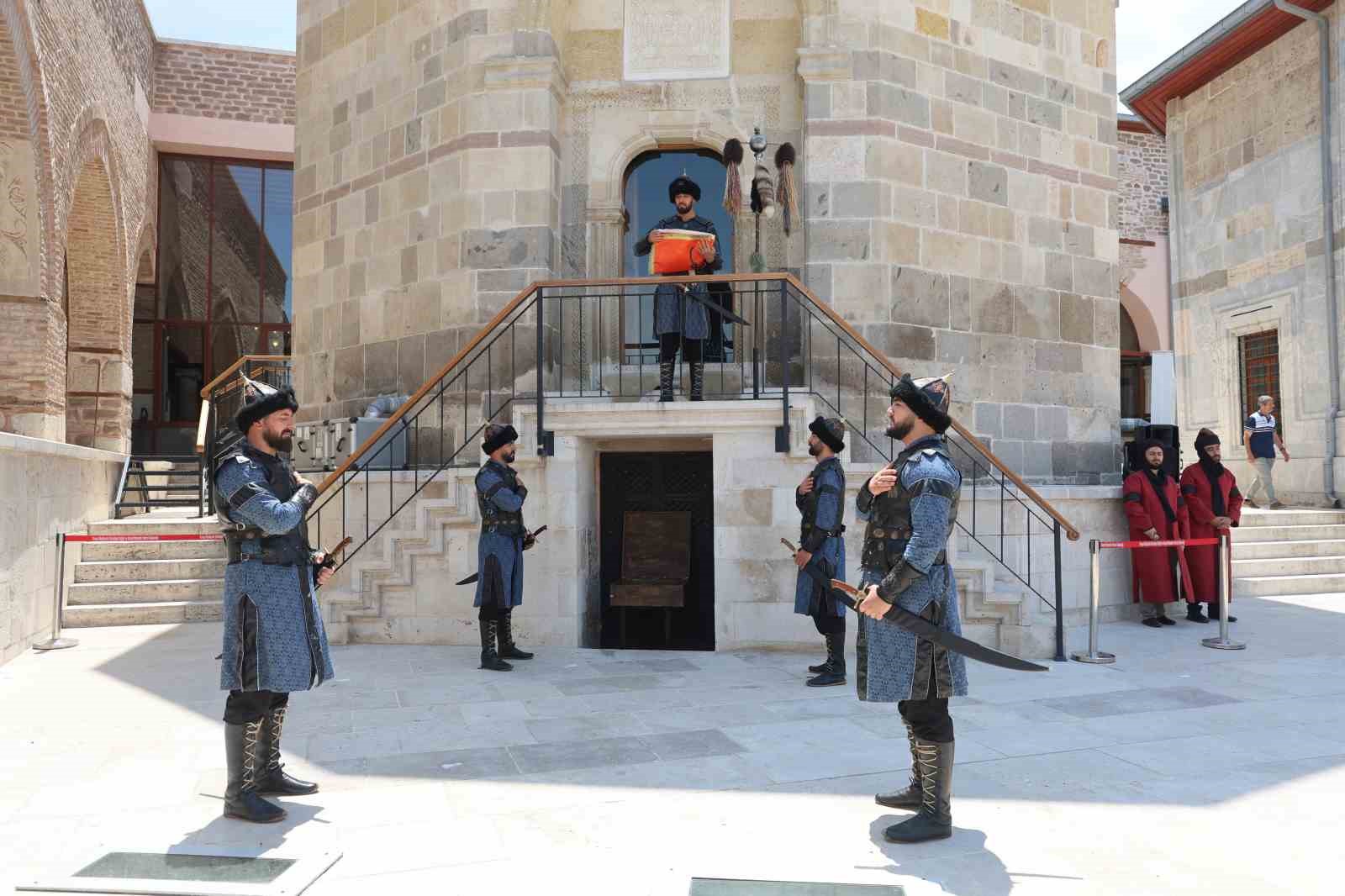 konyada selcuklu sultanlar turbesinde saygi nobeti degisimi 8 TjCPLIwa