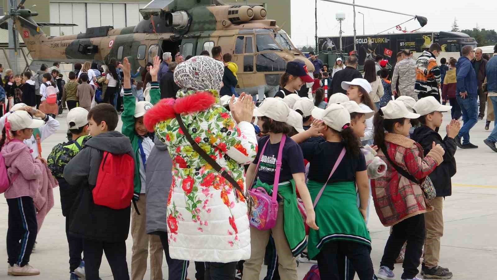 konyada soloturk ve turk yildizlarindan ogrencilere 23 nisan gosterisi 2
