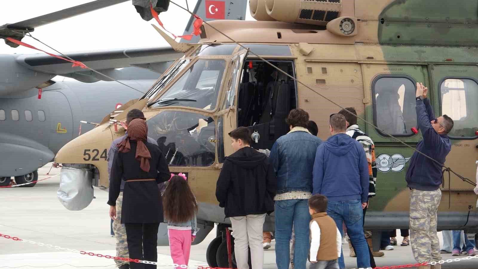 konyada soloturk ve turk yildizlarindan ogrencilere 23 nisan gosterisi 5 8FKPXEqK