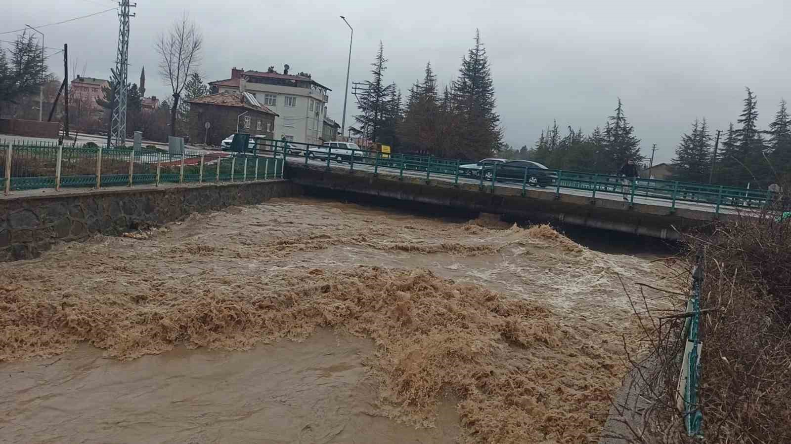 konyada yagis sonrasi sel dereleri tasirdi 6 TEZWXIr5