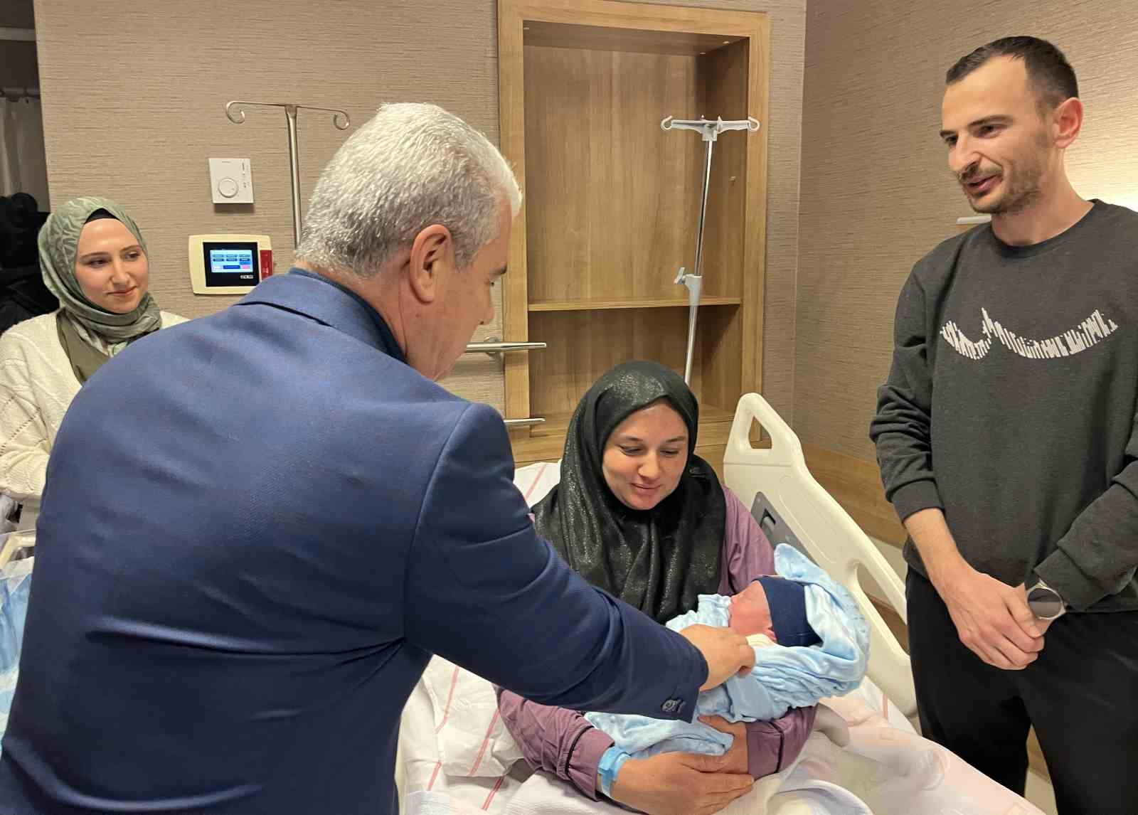 konyada yeni yilin ilk bebegi alparslan bebek oldu 0