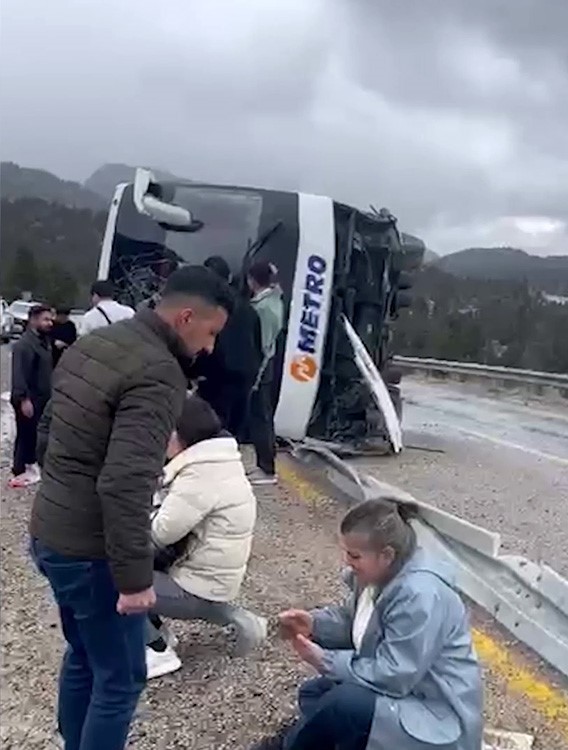 Konya’da yolcu otobüsü devrildi 5 konyada yolcu otobusu devrildi 1 BZF4KWXi