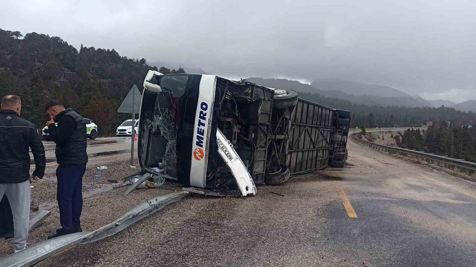 konyada yolcu otobusu devrildi 15 yarali 0