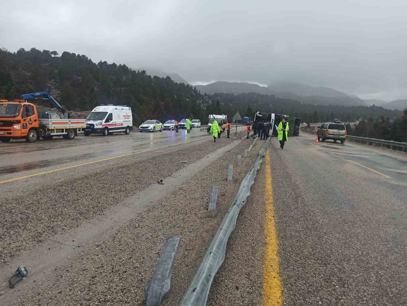 konyada yolcu otobusu devrildi 15 yarali 3 wjyI5Fjw