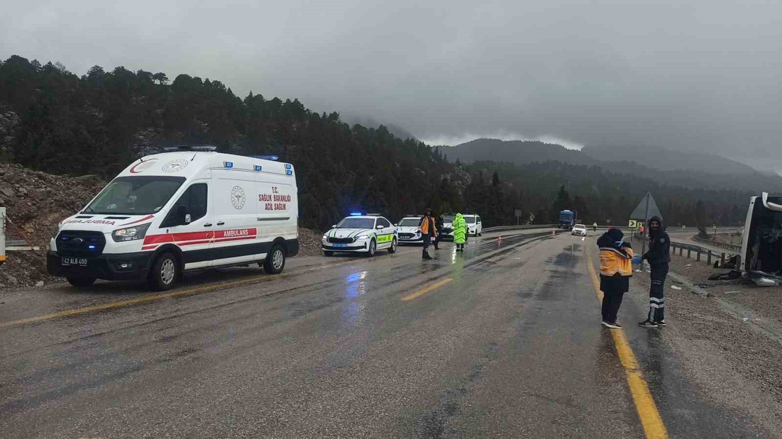konyada yolcu otobusu devrildi 15 yarali 4 yc4l9cnC