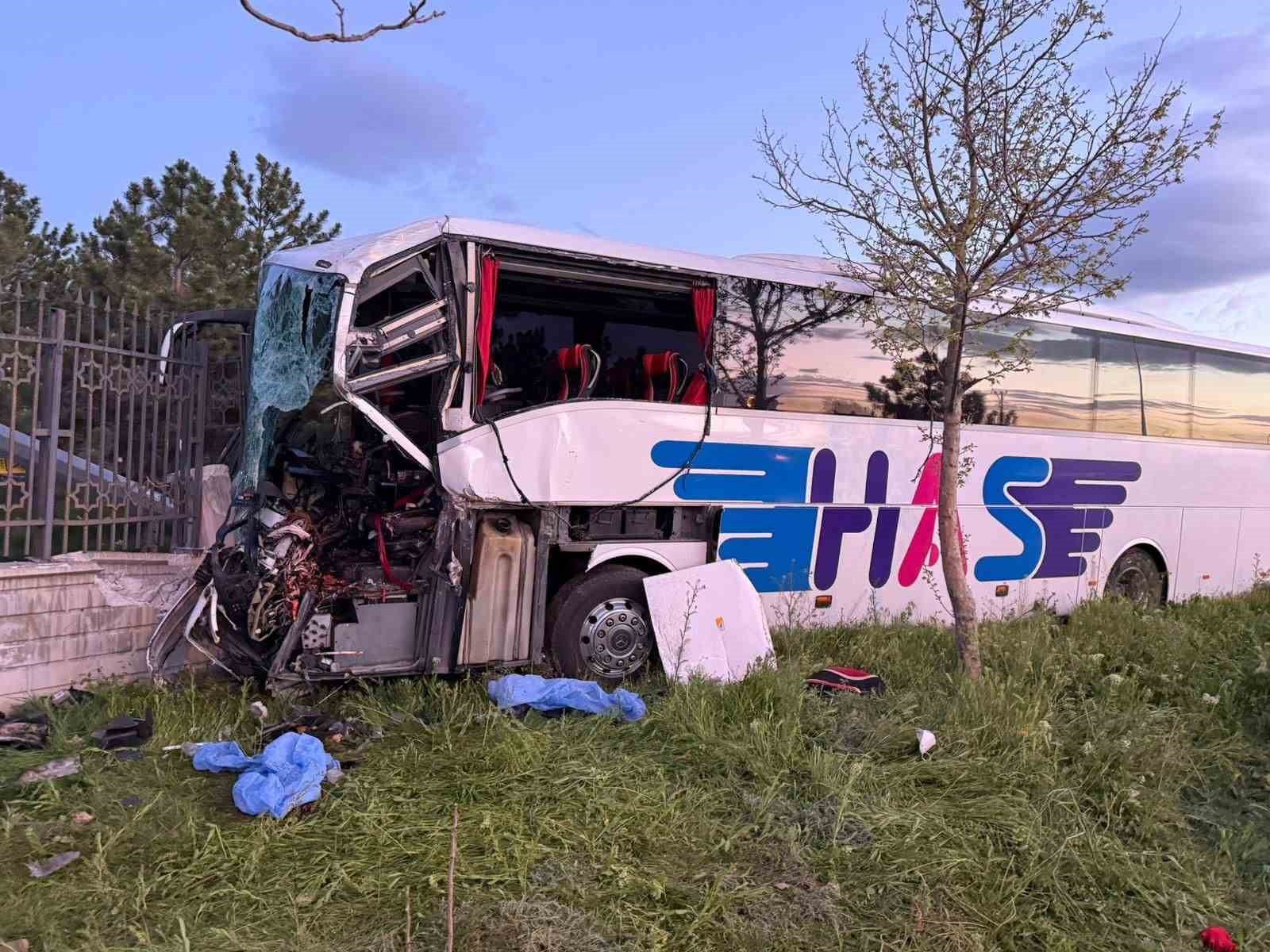 konyada yolcu otobusu kazasi 1 olu 8 yarali 1 JHHtGwD4