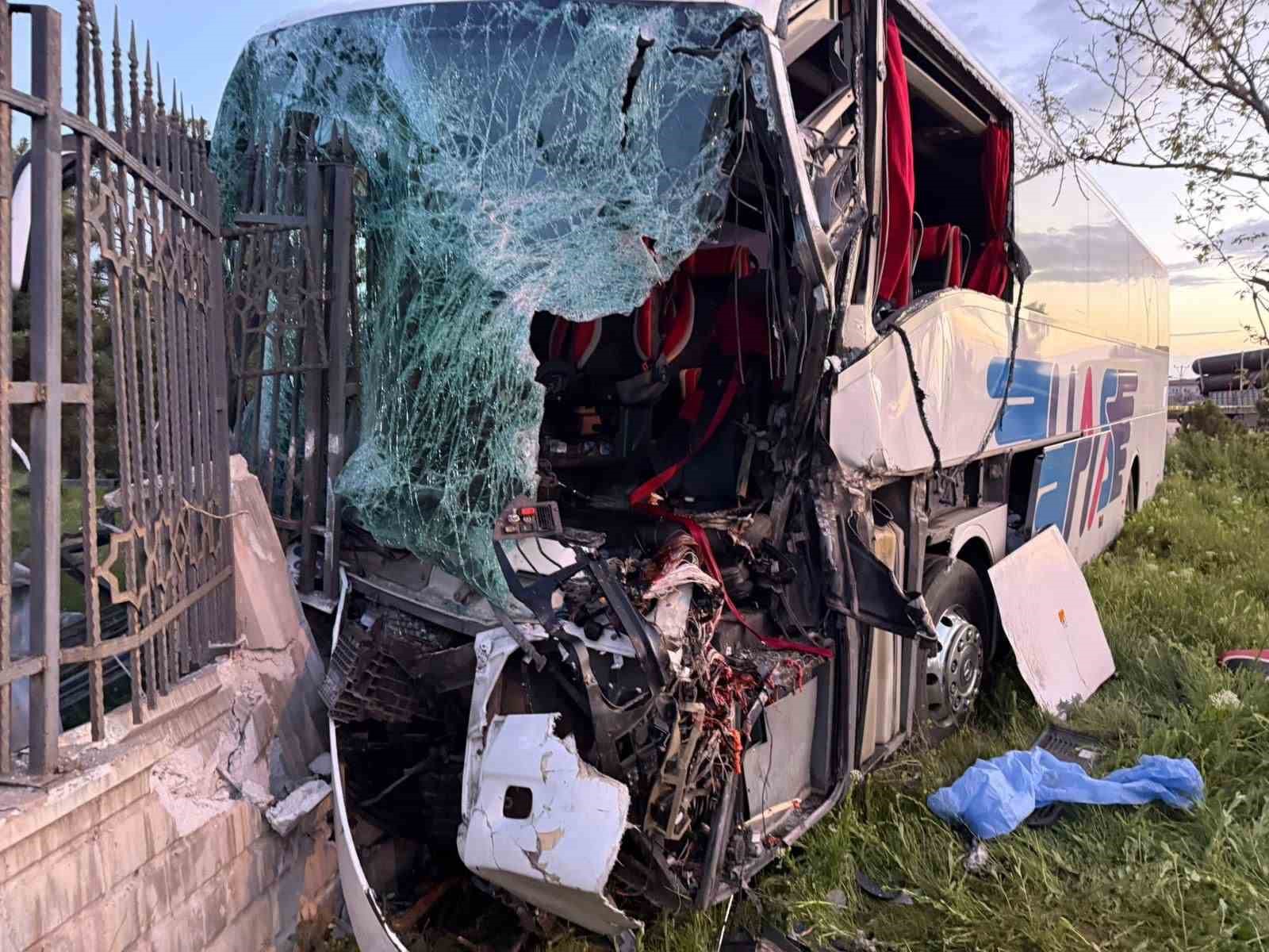 konyada yolcu otobusu kazasi 1 olu 8 yarali 2 rOJueqgb