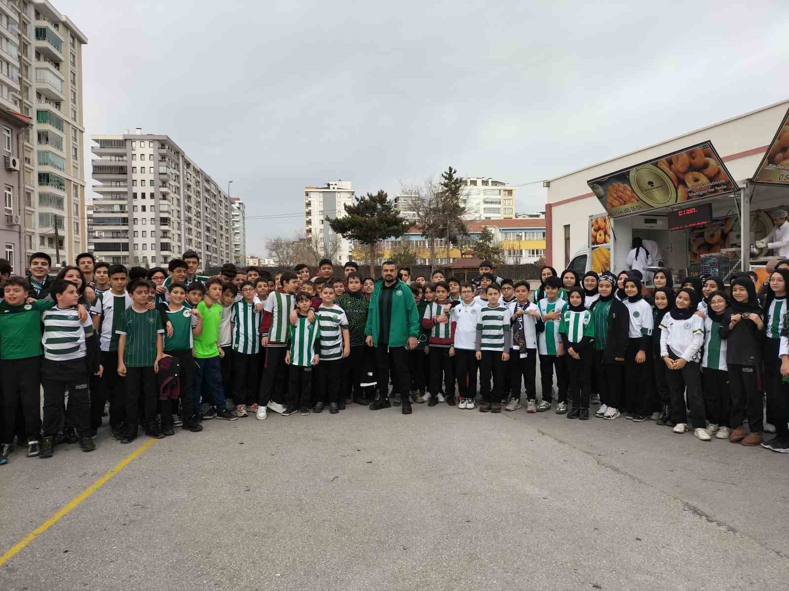 konyali ogretmen ahmet calik icin her yil lokma dagitiyor 1
