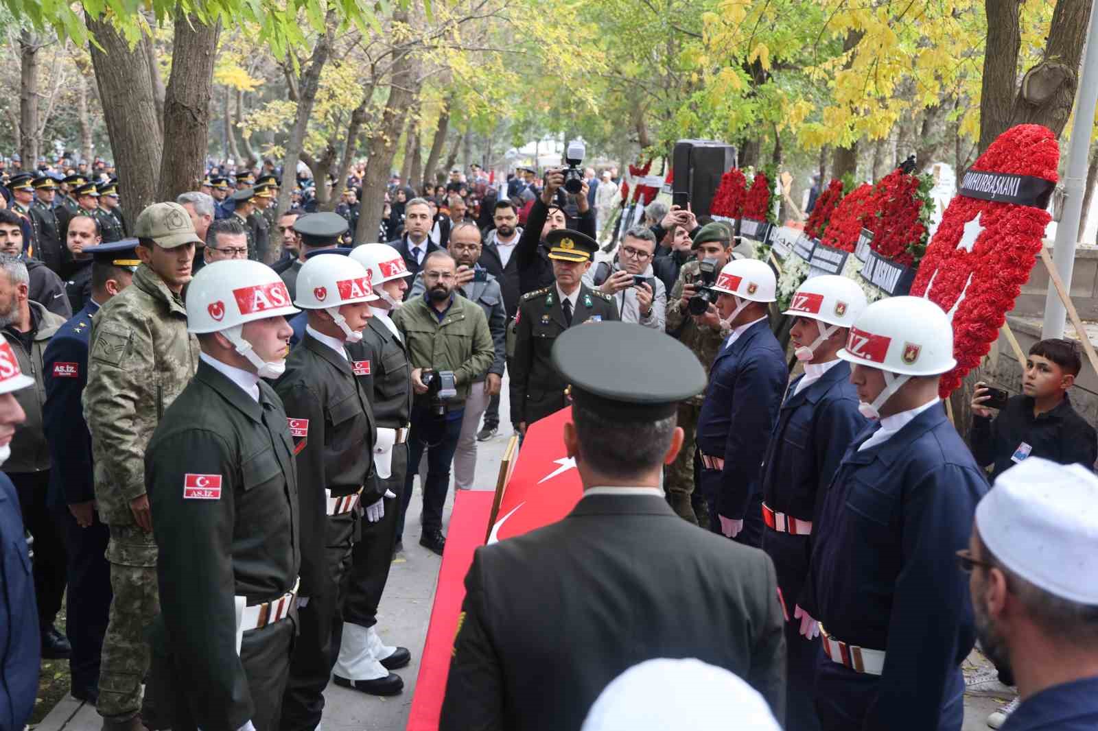 Konyalı şehit Ahmet Yasir Kuyucu son yolculuğuna uğurlandı 6 konyali sehit ahmet yasir kuyucu son yolculuguna ugurlandi 2 paQfj6a4
