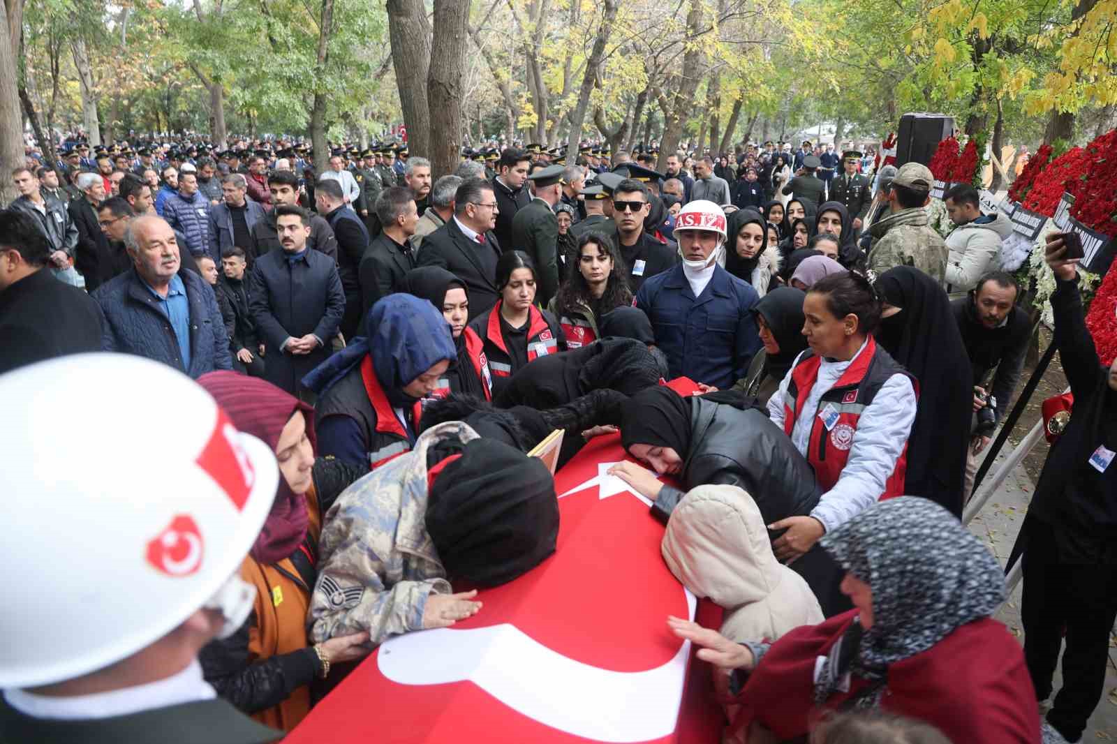 Konyalı şehit Ahmet Yasir Kuyucu son yolculuğuna uğurlandı 8 konyali sehit ahmet yasir kuyucu son yolculuguna ugurlandi 4 XpJhYi5m