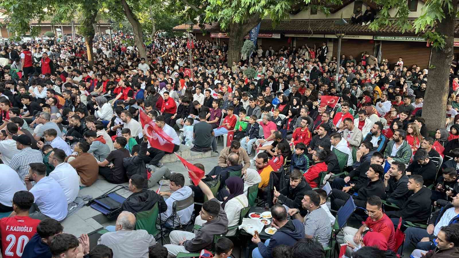 konyali vatandaslar milli mac heyecanini dev ekranda yasadi 1 2FNImmEj