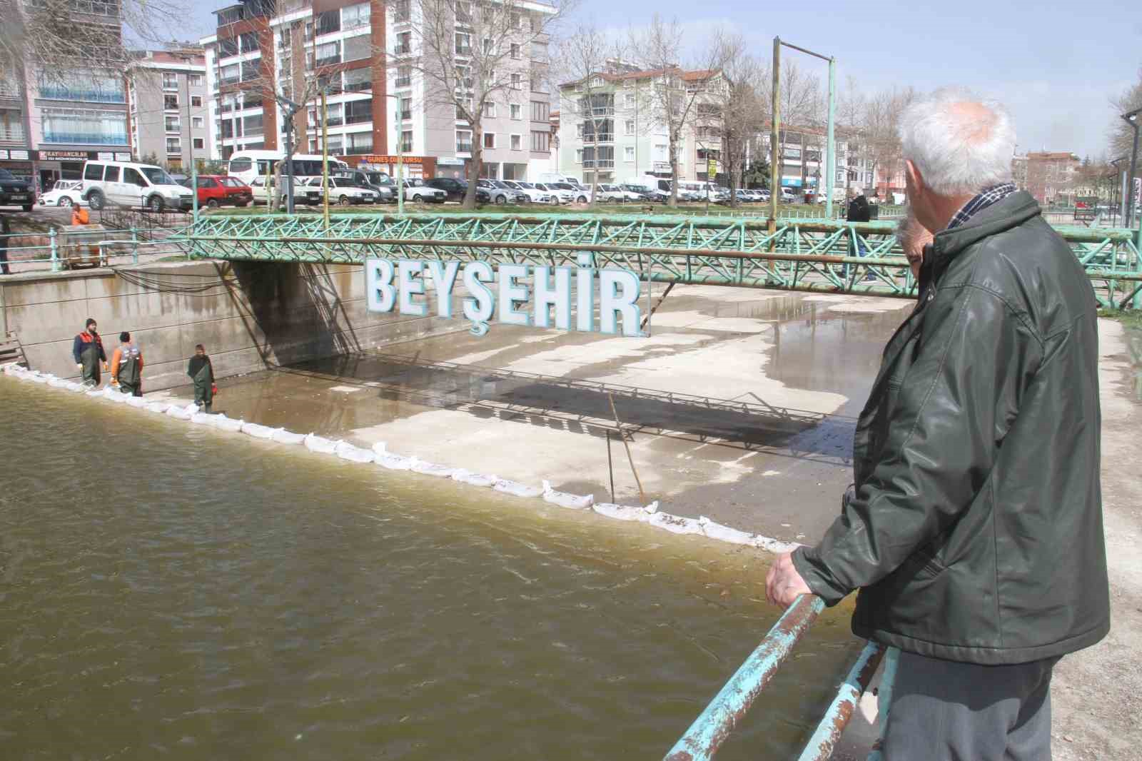 konyanin denizinde baliklari kurtarmak icin zamanla yaris 3