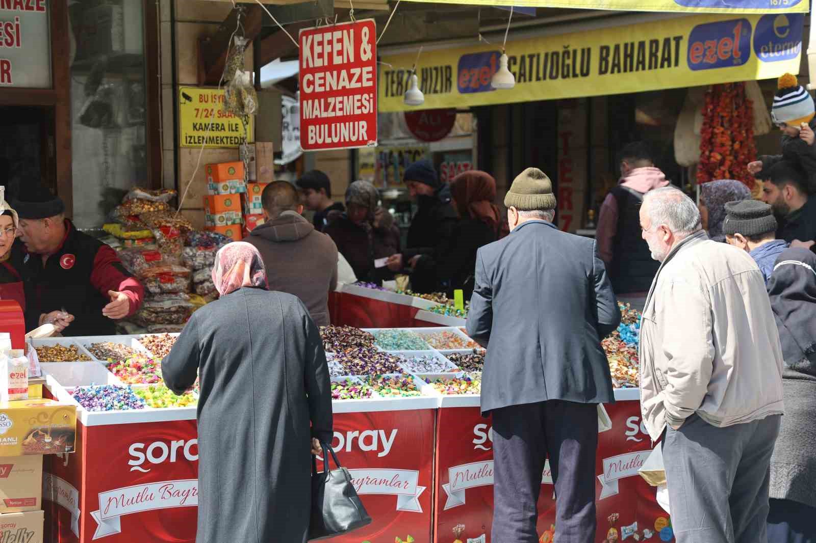 Konya’nın Tarihi Bedesten Çarşısı’nda bayram yoğunluğu 6 konyanin tarihi bedesten carsisinda bayram yogunlugu 2 etsiJiOb
