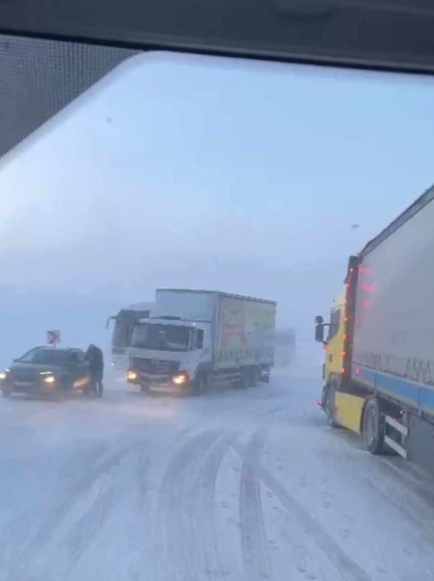 kop dagi gecidi yogun kar ve tipi nedeniyle ulasima kapandi 4