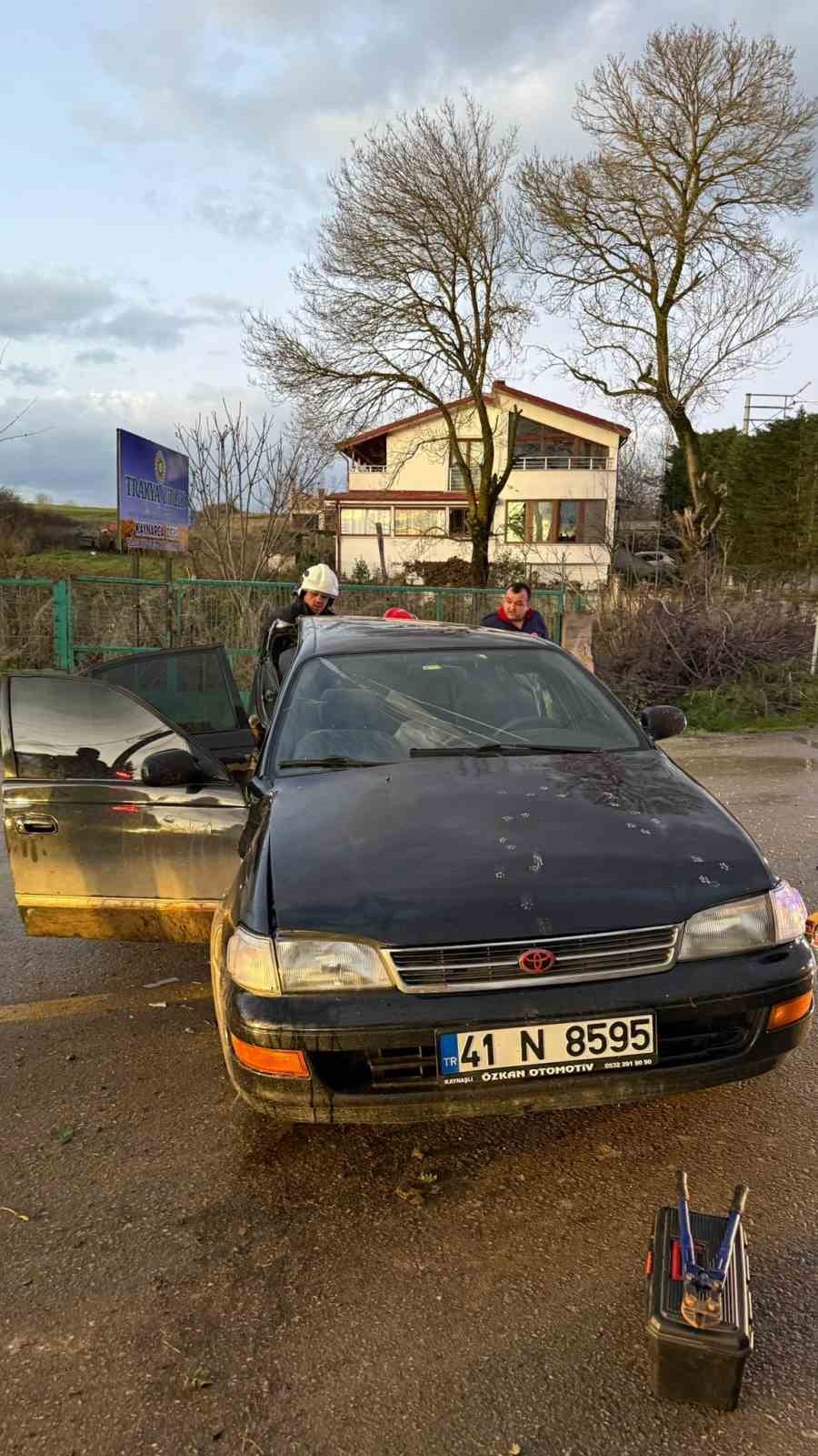 kopege carpmamak icin direksiyon kirdi duvara carparak durabildi 8 P8HBrHA5