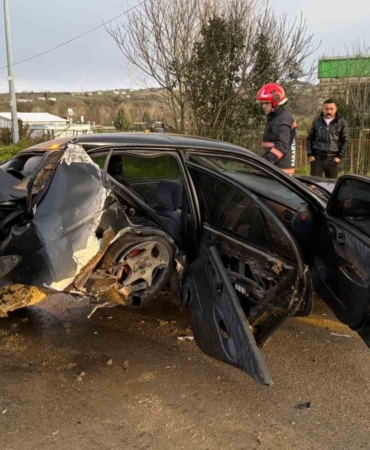 kopege-carpmamak-icin-direksiyon-kirdi-duvara-carparak-durabildi-nr5SBFkU.jpg