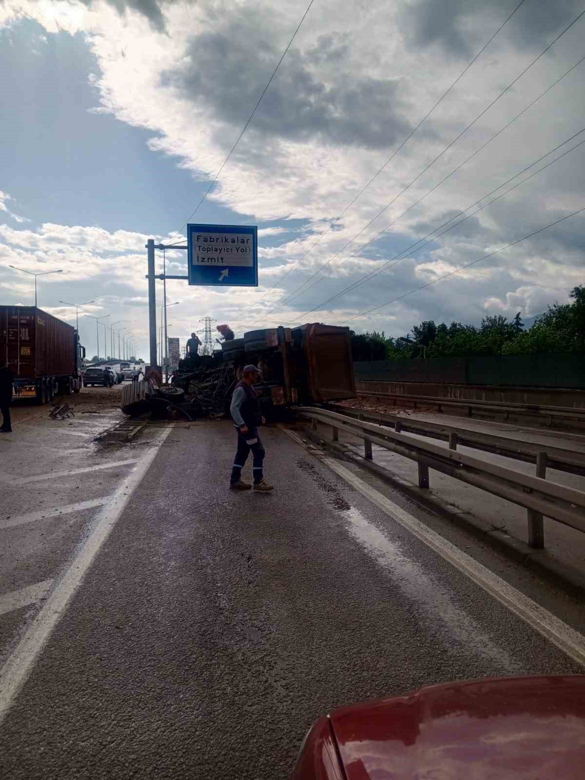 kopege carpmamak icin manevra yapan kamyon bariyere carpip yan yatti 0 2lFrH9sL