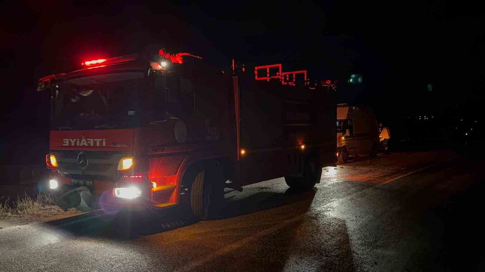 kopege carpmamak icin manevra yapti tir sarampole devrildi 1 yarali 1 HHnGYJDC