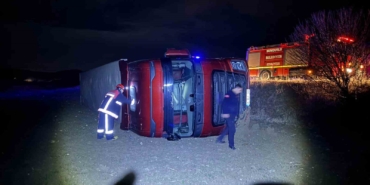 kopege-carpmamak-icin-manevra-yapti-tir-sarampole-devrildi-1-yarali-RDzTjAWh.jpg