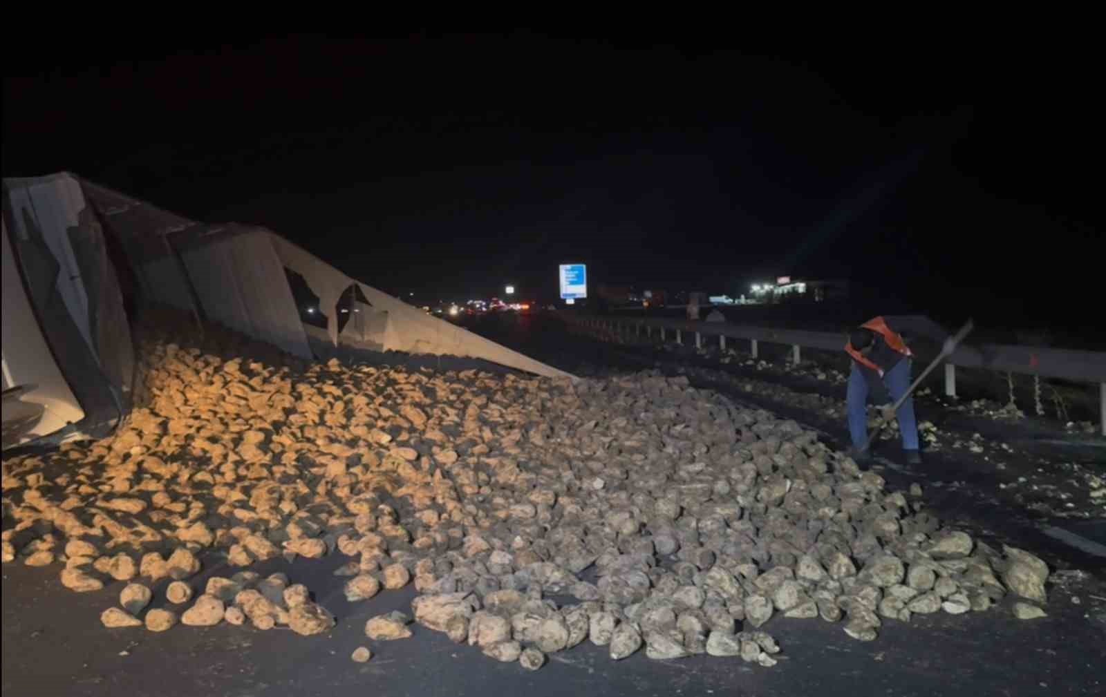 kopege carpmamak icin surucusunun manevra yaptigi pancar yuklu tir refuje devrildi 2 LYmGBNZ6