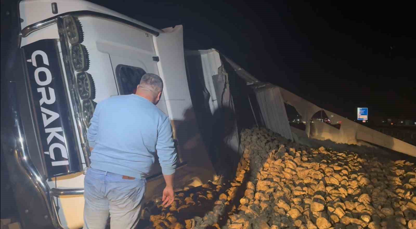kopege carpmamak icin surucusunun manevra yaptigi pancar yuklu tir refuje devrildi 3 5pgsTJAW