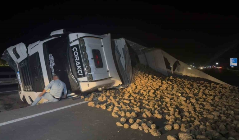 kopege-carpmamak-icin-surucusunun-manevra-yaptigi-pancar-yuklu-tir-refuje-devrildi-39efAEDv.jpg