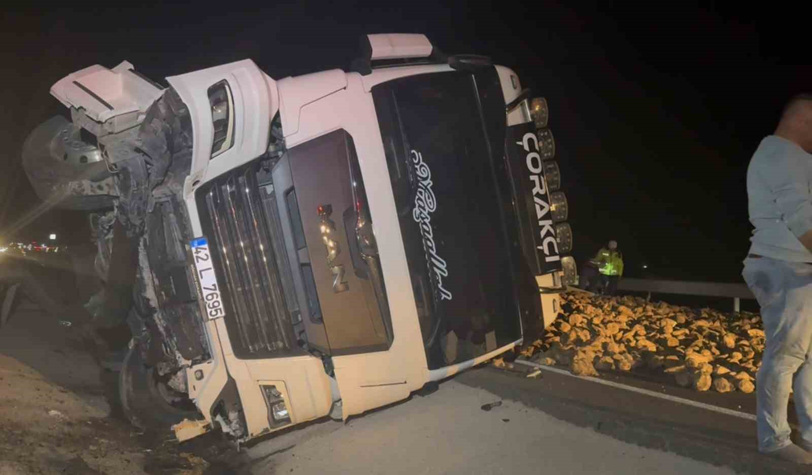 kopege carpmamak icin surucusunun manevra yaptigi pancar yuklu tir refuje devrildi 4 YCfeGXbT