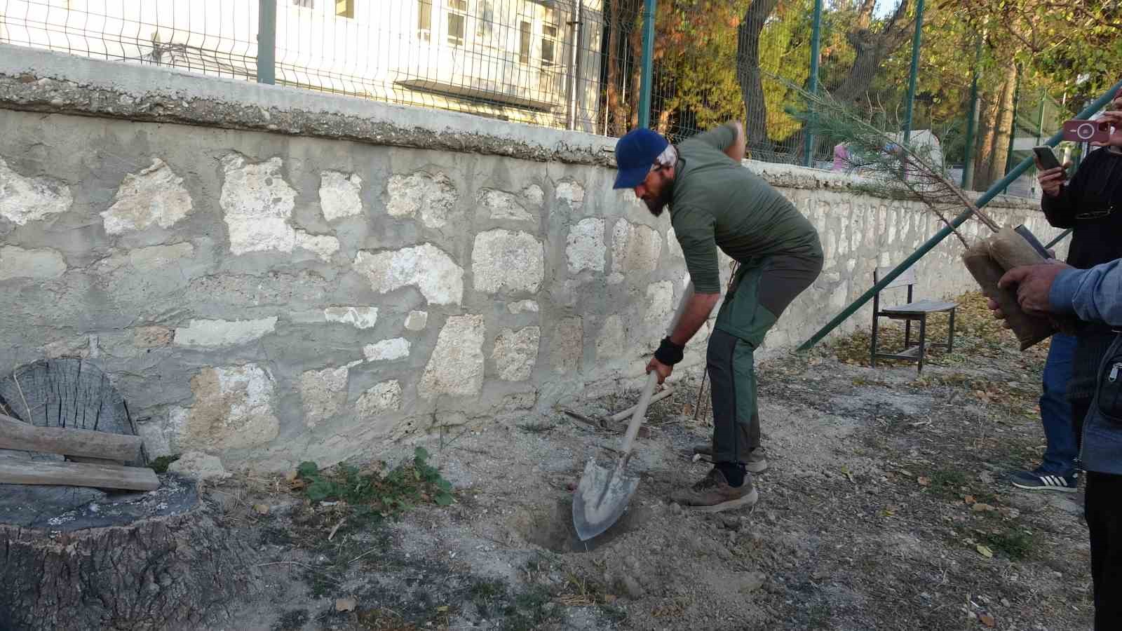 Köpeği ile birlikte tüm Türkiye’yi gezip fidan dikiyor 8 kopegi ile birlikte tum turkiyeyi gezip fidan dikiyor 4 S9plJQWn