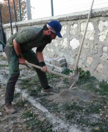 kopegi-ile-birlikte-tum-turkiyeyi-gezip-fidan-dikiyor-WyFNfGCk.jpg