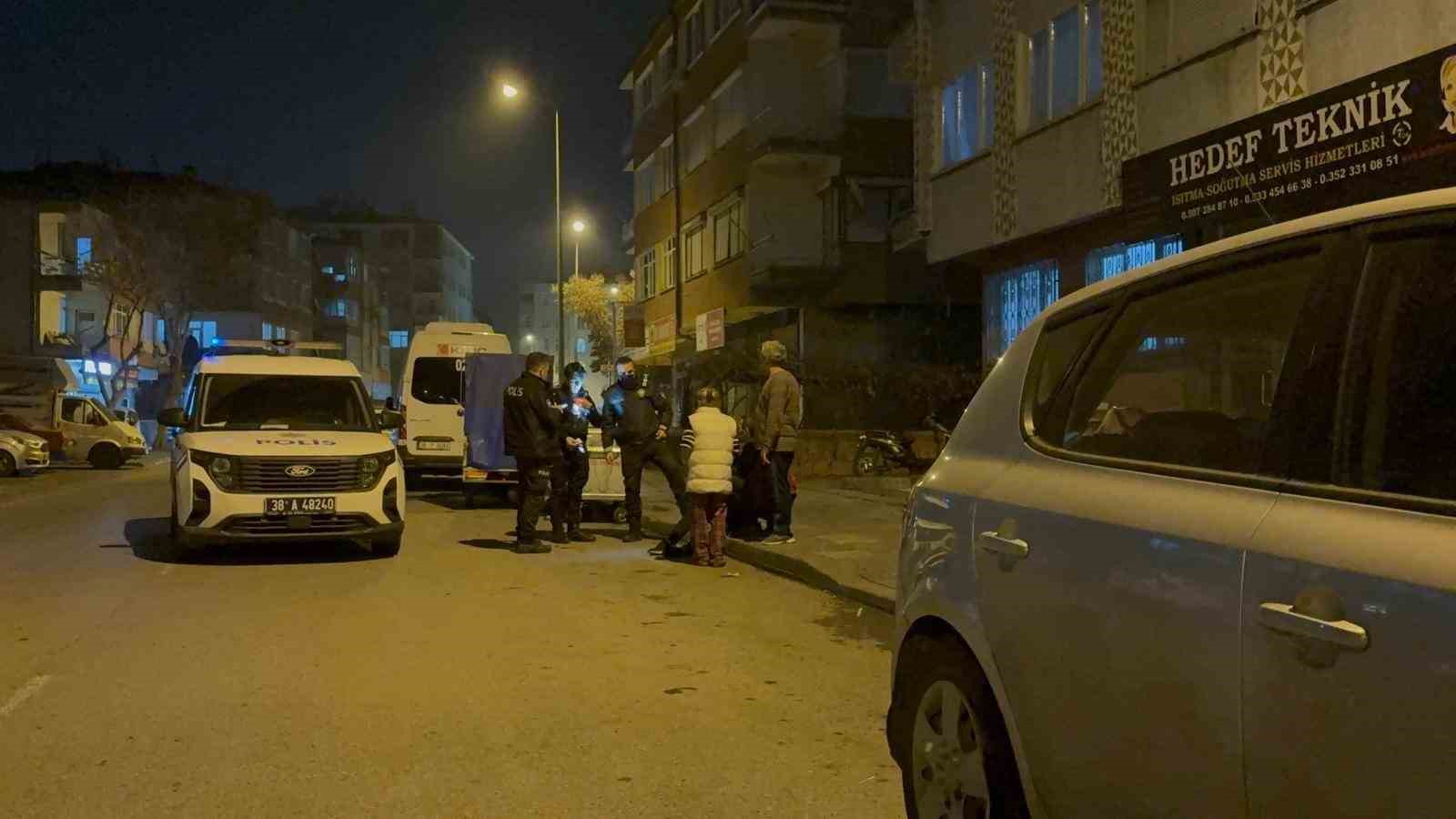kopek yuzunden cikan kavgada 1 kisi bicakla yaralandi 2 38Zdasnr