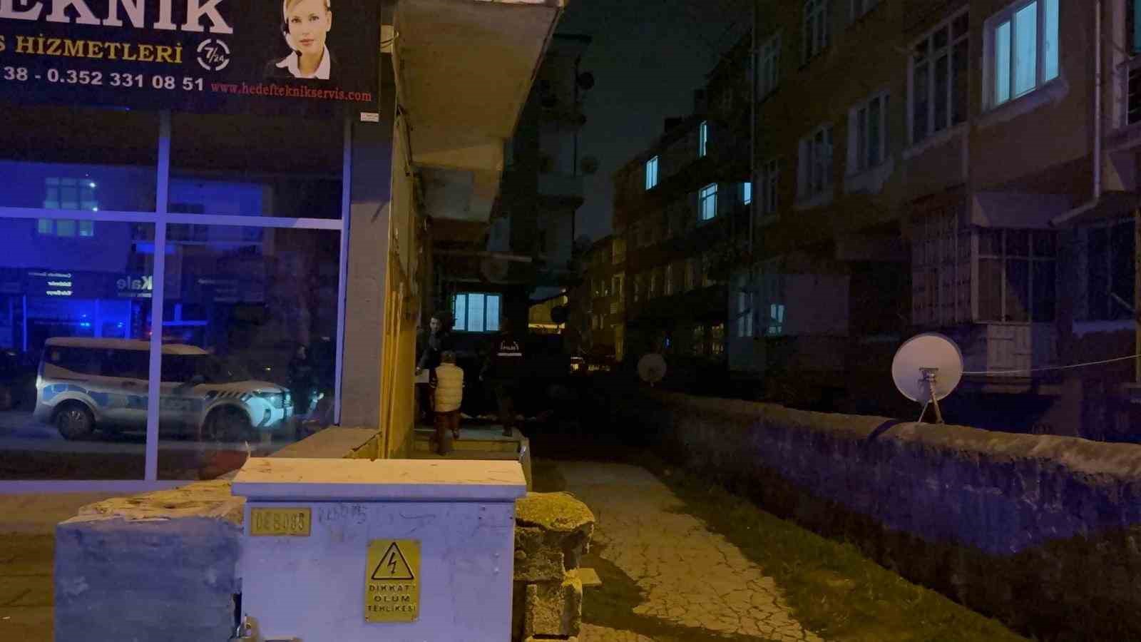 kopek yuzunden cikan kavgada 1 kisi bicakla yaralandi 3