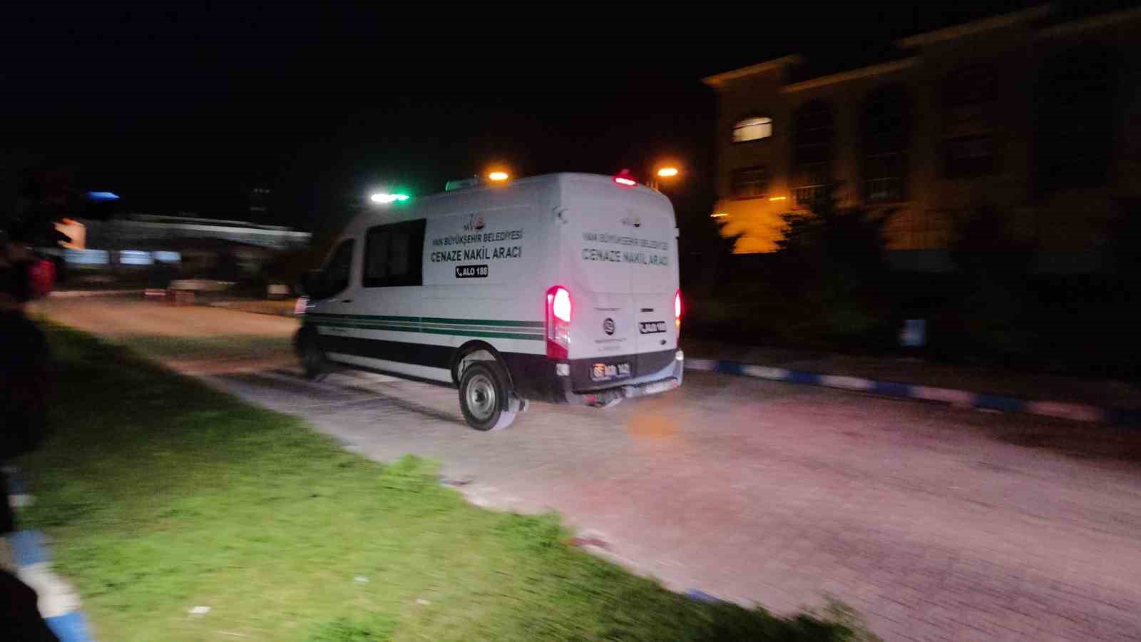kopeklerin saldirisinda olen cocugun cenazesi adli tip kurumuna sevk edildi 1 CbP7EkEd