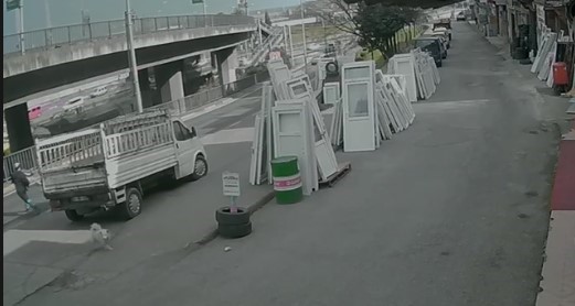 kopekten kacmaya calisan universite ogrencisine belediye otobusu carpti 1 qe2snD4B