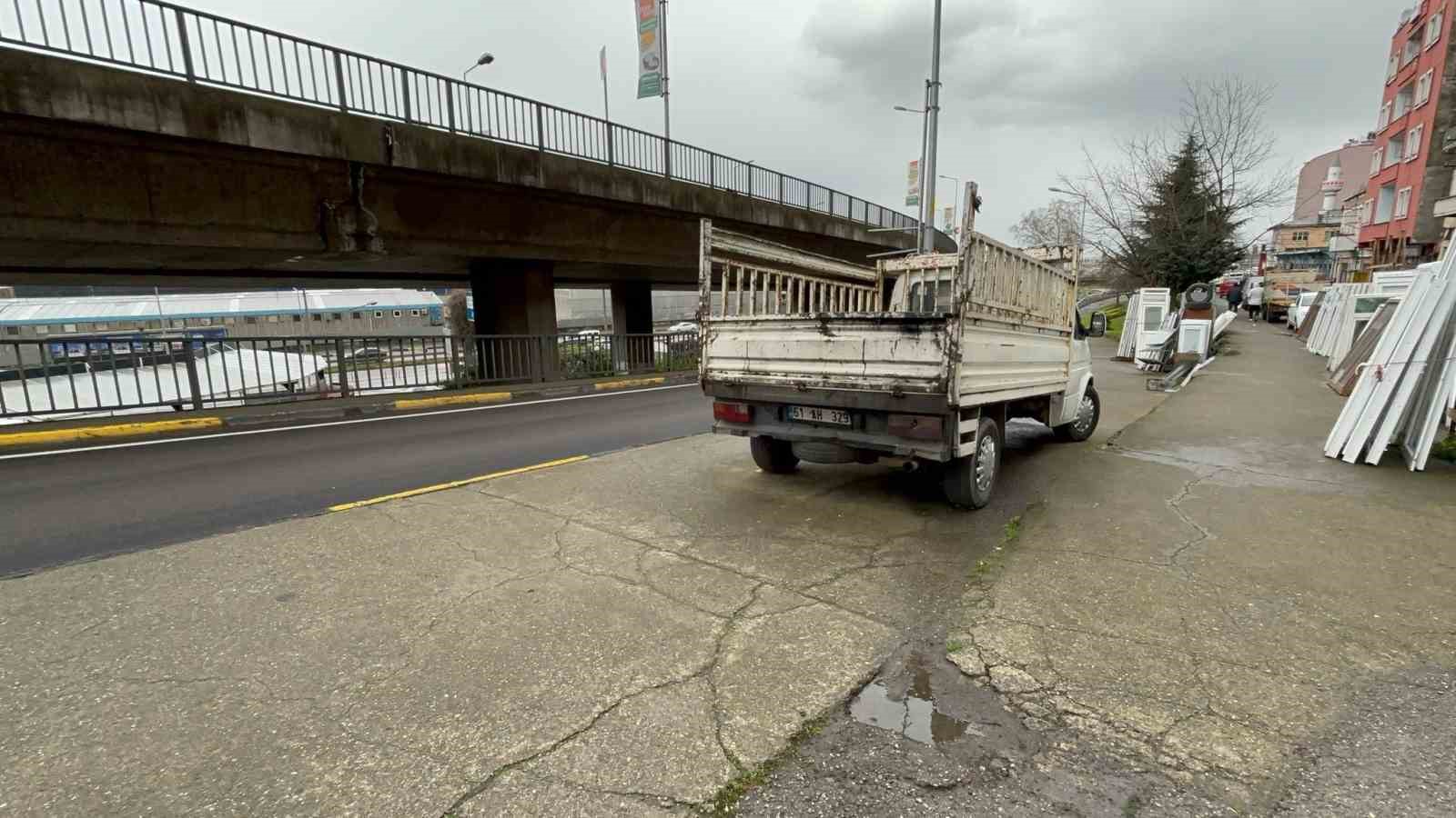 kopekten kacmaya calisan universite ogrencisine belediye otobusu carpti 3 wyEg8b8T