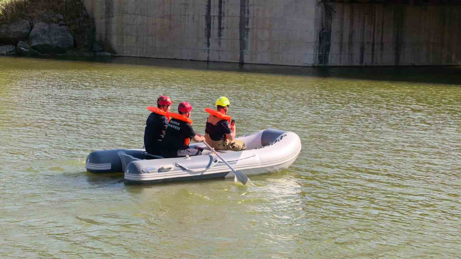 kopru altinda ipe takilan guvercini itfaiyeciler kurtardi 2 8LIPXG9b