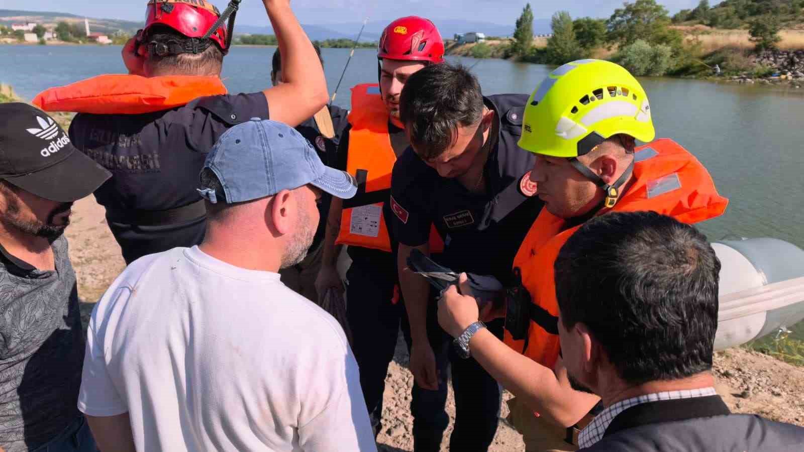 kopru altinda ipe takilan guvercini itfaiyeciler kurtardi 4