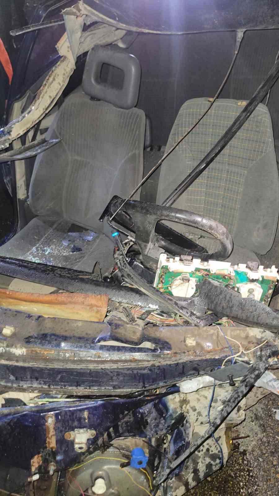 Köprü bariyerlerine çarparak parçalanan otomobilin sürücüsü hayatını kaybetti 5 kopru bariyerlerine carparak parcalanan otomobilin surucusu hayatini kaybetti 1
