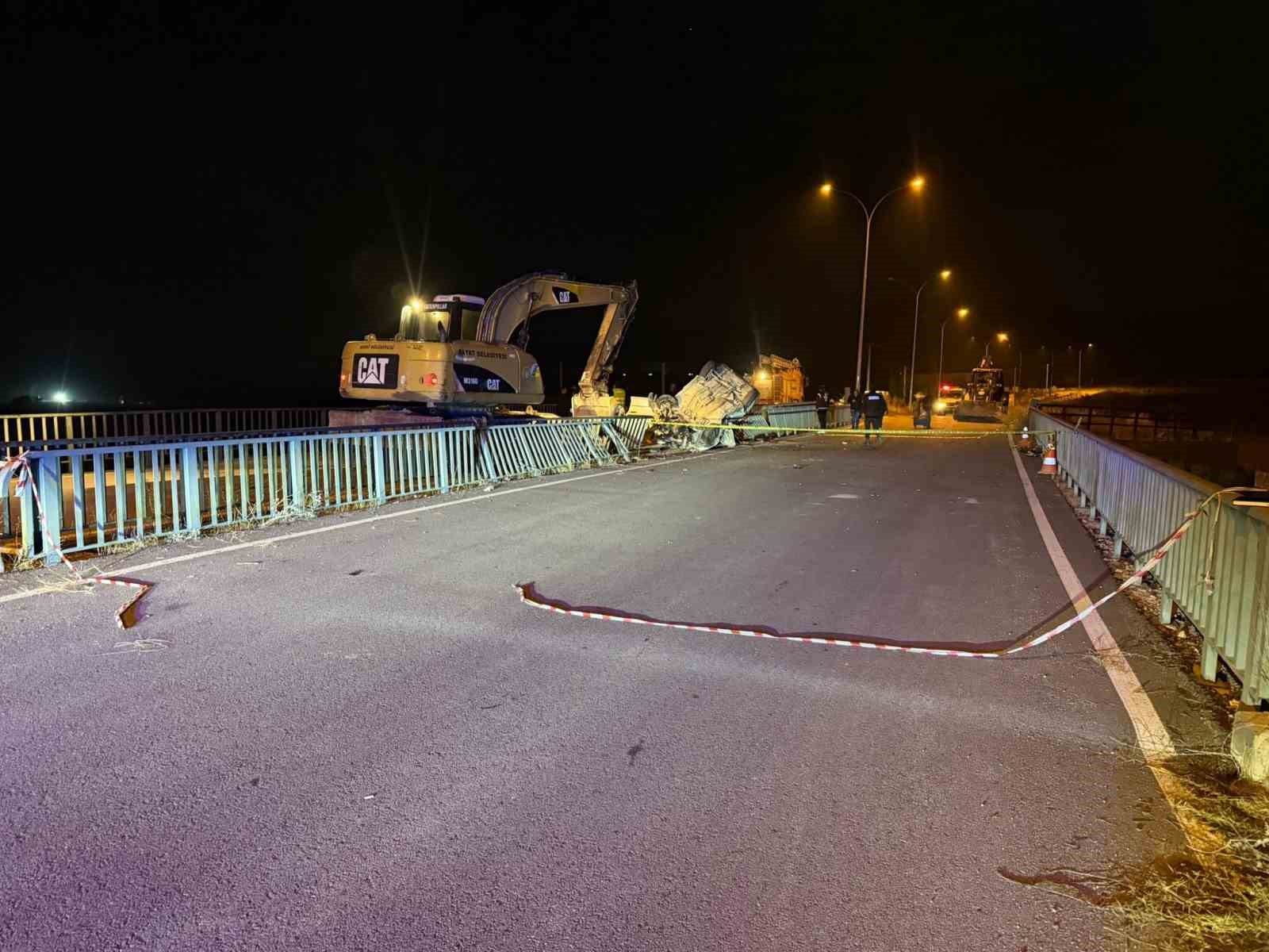 kopru demirlerine carpan arac hurdaya dondu 1 olu 3 yarali 1 9QctlRdX