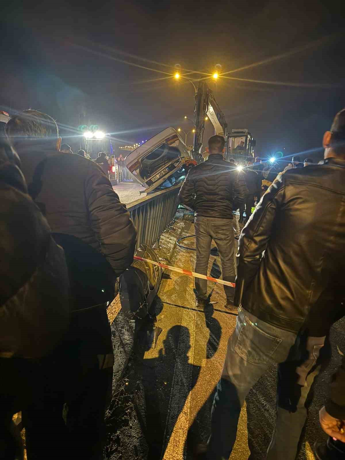 kopru demirlerine carpan arac hurdaya dondu 1 olu 3 yarali 3