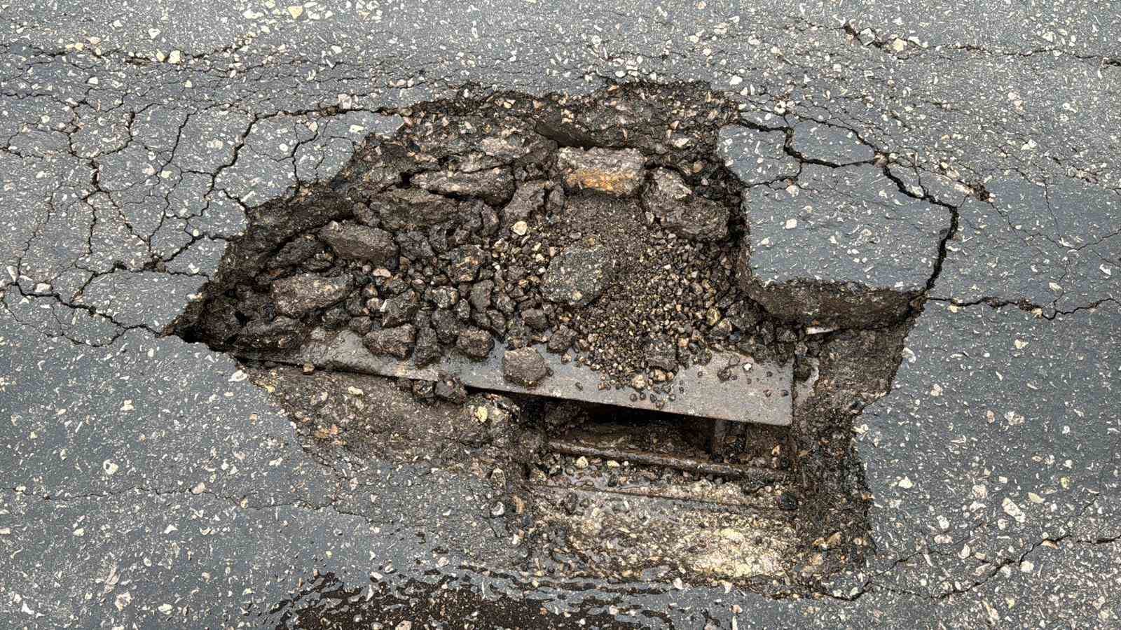 Köprü girişindeki çatlaklar tehlike oluşturuyor 5 kopru girisindeki catlaklar tehlike olusturuyor 1