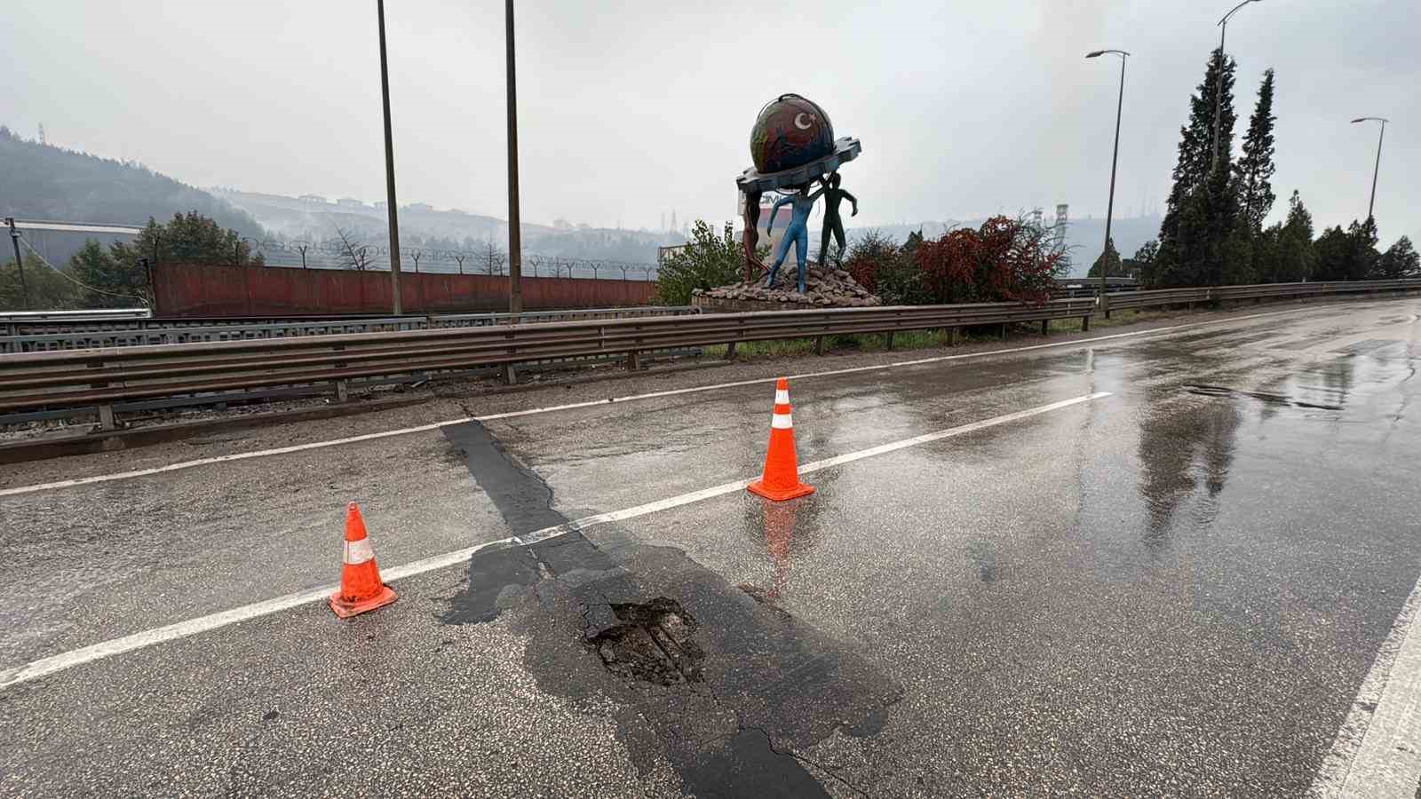 Köprü girişindeki çatlaklar tehlike oluşturuyor 6 kopru girisindeki catlaklar tehlike olusturuyor 2 MjnCthON