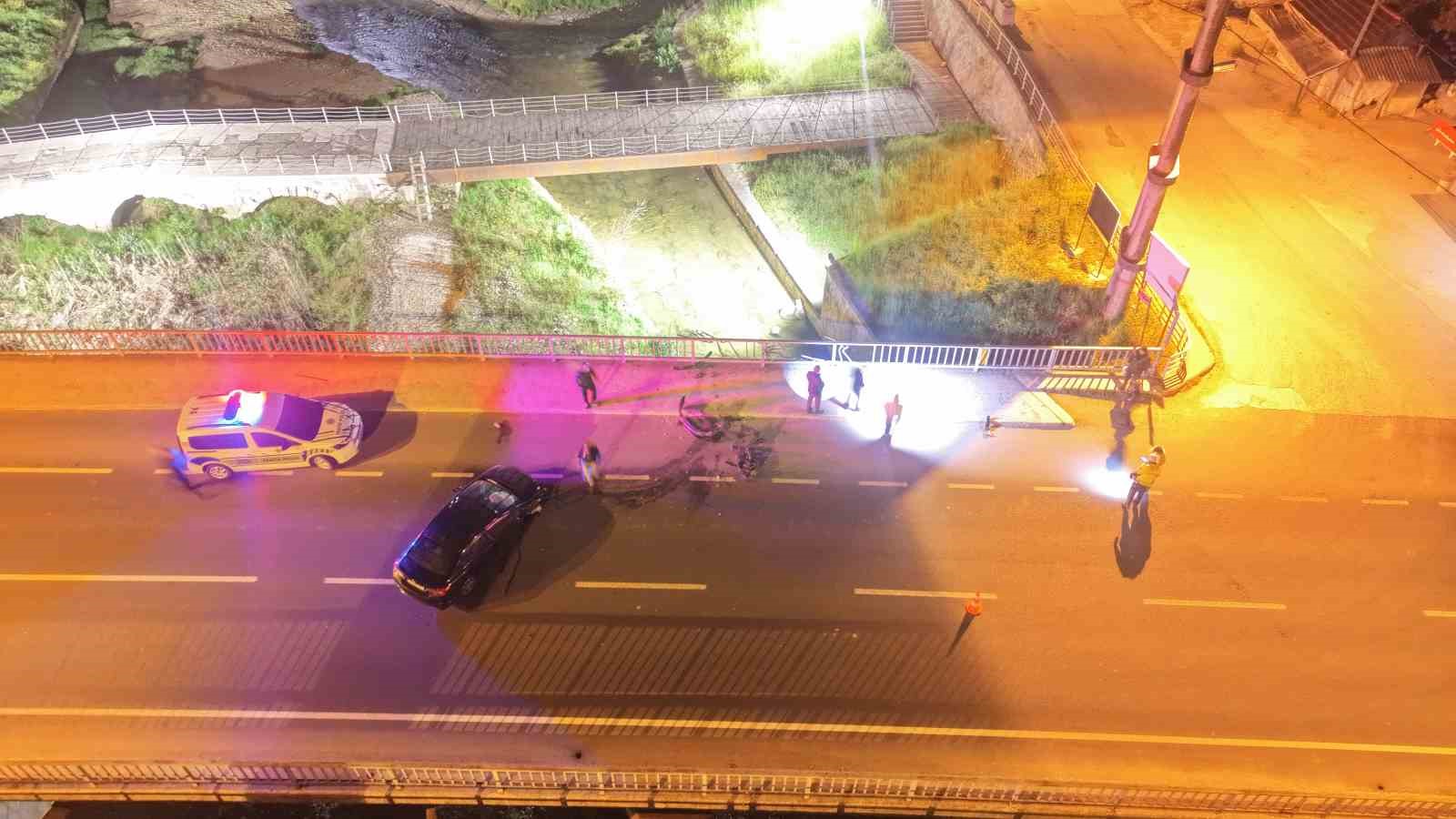 kopru korkuluklarina carpan otomobil hurdaya dondu 3 yarali 0 ggaDbQja