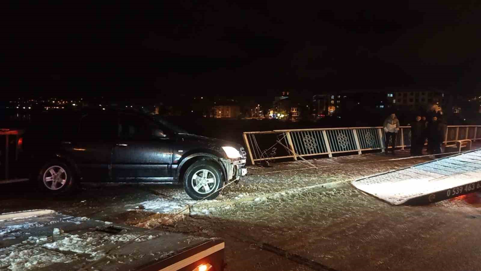 kopru korkuluklarinda asili kalan cip nehre dusmekten son anda kurtuldu 2 DnyN3XYi